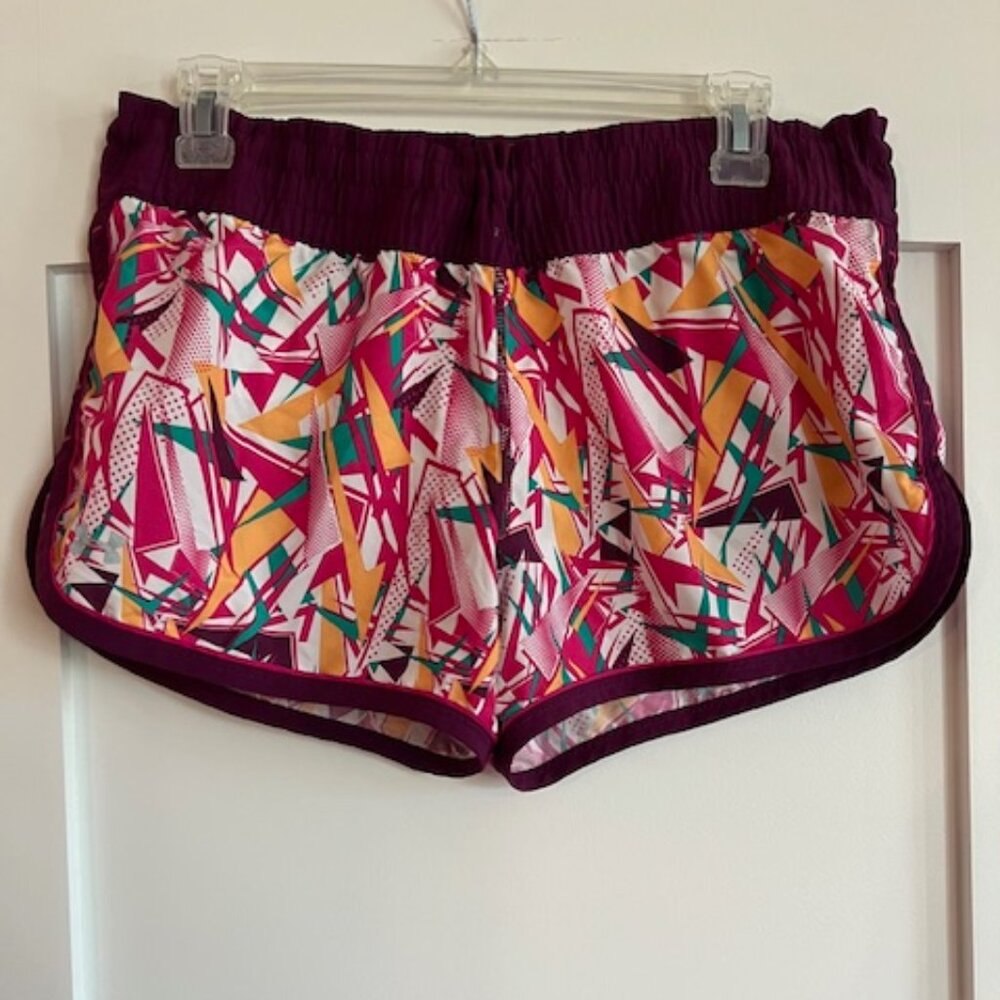 Under armour colorful semi-fitted, heatgear shorts, size: small, 100% polyester